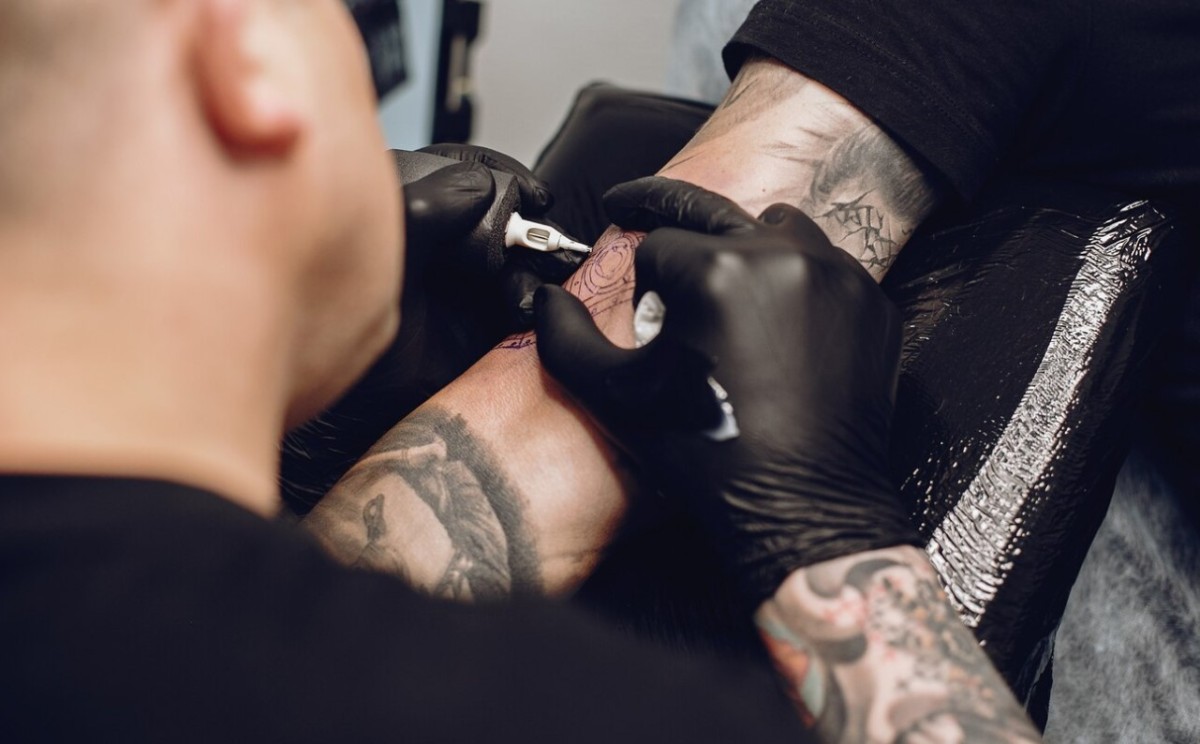 Cómo trabajar de tatuador: requisitos necesarios